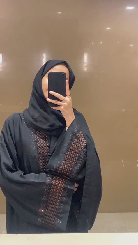 @lessulthanas the hijab brand.. Hijabi Girl Mirror Dp, Kashmiri Aesthetic, Hijab Snap, Trending Summer Nails, Bitmoji Outfits, Outfits Baddie, Eid Outfit, Hijab Aesthetic, Wedding Mehndi