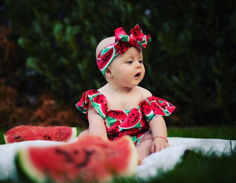 Outdoor Watermelon Photoshoot, Watermelon Baby Photoshoot, Watermelon Photoshoot, Diy Baby Costumes, 7 Month Baby, Baby Boy Newborn Pictures, Baby First Birthday Cake, Watermelon Baby, 1st Birthday Photoshoot