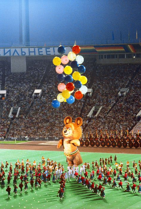 Closing ceremony of the 1980 Olympic Games -Mishka's departure 80s Olympics, 1980 Olympics, Europe Vibes, Olympic Flag, In Soviet Russia, Olympic Mascots, Communist Propaganda, Back In The Ussr, Summer Olympic Games