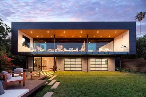 Renovated pad boasting an ultra-modern design in Santa Barbara View House Plans, Ocean View House, Contemporary Exterior Homes, Modern Outdoor Spaces, Public Architecture, Contemporary Exterior, Casa Container, Mid Century Modern House, Residential Architecture