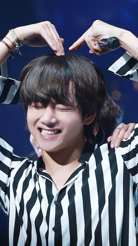 Kim Taehyung Cute, Taehyung Smile, V Smile, Taehyung Cute, V Bta, Bts V Photos, V Bts Wallpaper, Taehyung Abs, Bts V Pictures