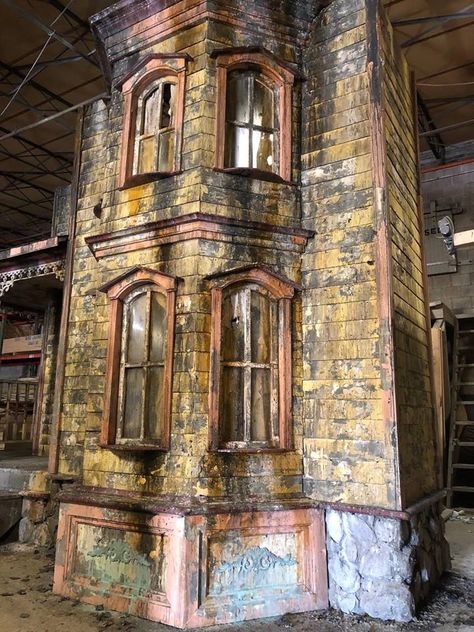 Haunted House Set Design, Haunted House Facade, Halloween Facade, Insane Asylum Halloween, Halloween Farm, Asylum Halloween, Haunted Trail, Halloween Garage, Foam Sculpture