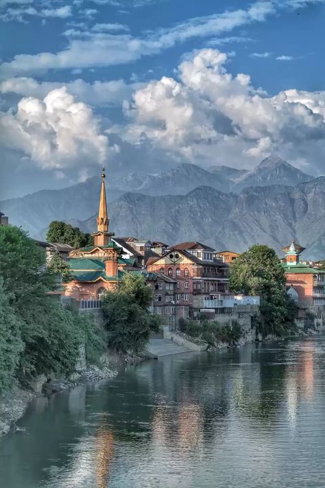 Sufi Shrines In Srinagar - Tripoto Kashmir Photos, Kashmir Trip, India Vacation, India Travel Places, Sufi Mystic, Jammu Kashmir, Kashmir India, Travel India, Beautiful Places On Earth