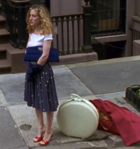 Carrie Bradshaw Outfits, Carrie Bradshaw Style, Red Clutch, Pilot Episode, The Rock Dwayne Johnson, Outfit 90s, City Outfits, The Pilot, Socks And Heels