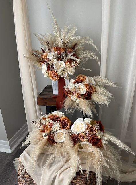 Boho Flowers Wedding Burnt Orange, Western Bridal Bouquet Fall, Shades Of Brown Wedding Bouquet, Fall Wedding Bouquets With Pampas, Western Boho Wedding Centerpieces, Rustic Wedding Bouquet Fall, Western Bridal Bouquet, Western Wedding Colors Schemes, Bunny Tails Wedding