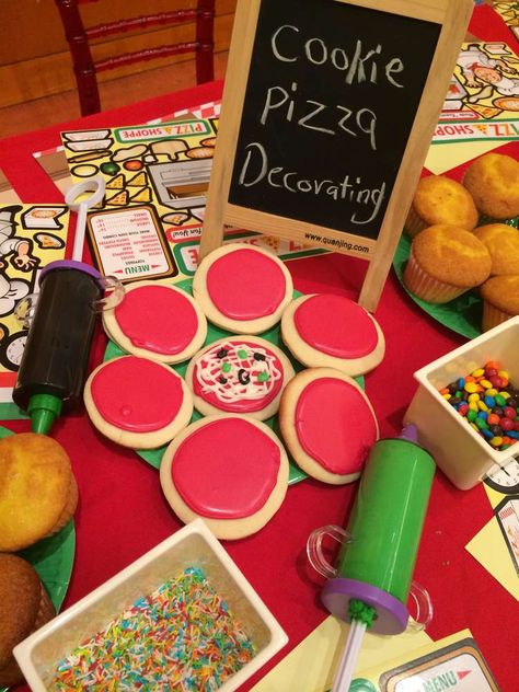 Cute :) Could do it with cupcake tops too! Pizza Party Dessert Ideas, Pizza Planet Birthday Party, Pizza Birthday Party Ideas, Cookie Station, Pizza Party Ideas, Pizza Party Food, Tmnt Birthday Party Ideas, Ninja Turtles Birthday Party Ideas, Kids Pizza Party