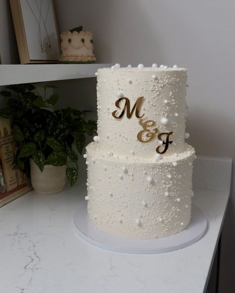 Two-tier wedding cake 💍🎂 - Cake Details - Size: Large two-tier 8” & 10” (3 layers each) Add-ons: Pearls (edible) #WeddingCake, #CustomWeddingCake, #WeddingCakeInspiration, #WeddingCakeDesign, #WeddingCakeldeas, #Luxury WeddingCake, #WeddingCakeGoals, #SeattleWedding, #SeattleWeddingCake, #SeattleCakes, #SeattleBaker, #SeattleBride, #SeattleWeddings, #SeattleWeddingPlanner, #WeddingInspo, #WeddingPlanning, #BrideToBe, #WeddingDetails, #WeddingInspiration, #WeddingDecor, #Engaged, #WeddingDay... Pearl Two Tier Cake, Two Tier Pearl Wedding Cake, Small Engagement Cake, Bridetobe Cake, Half And Half Wedding Cakes, Two Tier Wedding Cake, Elegant Wedding Cake Toppers, 2 Tier Wedding Cakes, Wedding Cake Pearls