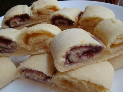 A suet-less jam roly-poly recipe that my children adored especially when it was hot and served with whipped cream. Dessert Pastries, Jam Roly Poly, Fruit Fool, British Foods, Simply Food, Dessert Board, Bread And Butter Pudding, Banoffee Pie, Sticky Toffee Pudding