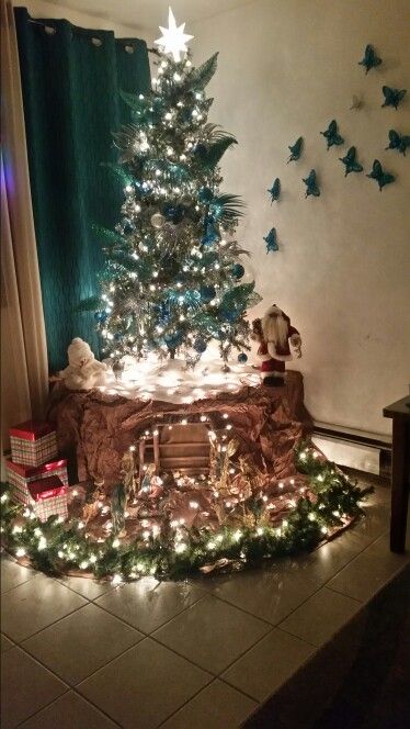 Nativity Under Christmas Tree, Christmas Tree With Nativity Scene, Simple Crib Ideas Christmas, Crib Decoration Ideas Christmas, Christmas Manger Ideas, Jesus Centered Christmas, Christmas Tree Nativity, Christmas Crib Ideas, Christian Christmas Decorations