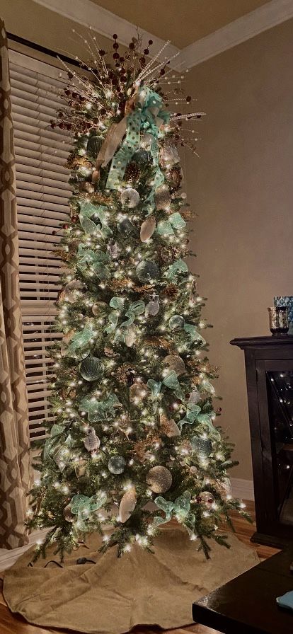 Mint Green Christmas Tree Decorations, Mint Green Christmas Decor, Mint Green Christmas Tree, Mint Christmas Tree, Green Christmas Tree Decorations, Vanity Inspiration, Rosé Christmas, Mini Tree, White Christmas Decor