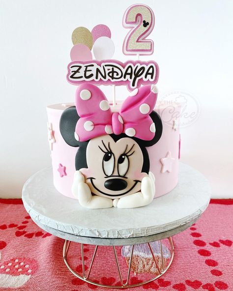 The Cake by Mildred, Orlando on Instagram: “There are pics that don’t need caption… #minniemousecake #minniecake #minniemouse #fondantcake #custommade #customcake #cakeartist…” Minnie Mouse Cake Fondant, Minnie Mouse Cake Design Pink, Mini Mouse Birthday Decorations, Cake Design Pink, Mouse Cake Design, Minnie Mouse Cake Design, Pink Buttercream, Minnie Cake, Cake Fondant