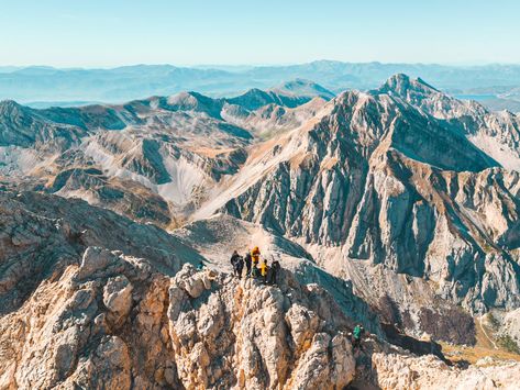 Central Italy: Ultimate Bucket List – Discover new hidden places (2023) Central Italy, Amazing Beaches, Ultimate Bucket List, Hidden Places, Montepulciano, San Gimignano, 11th Century, Medieval Castle, Beach Fun