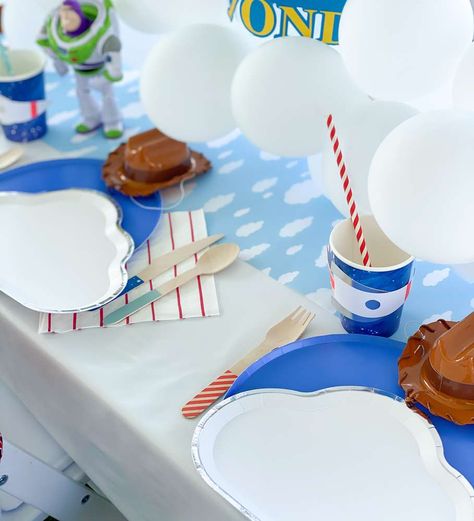 Toy Story Plates, Buzz And Woody Birthday Cake, Toy Story Party Favors Gift Bags, Outdoor Toy Story Party, Buzz And Woody Party, Toy Story Table Setting, Toy Story Park Party, Aesthetic Toy Story Party, Toy Story Party Table Setting