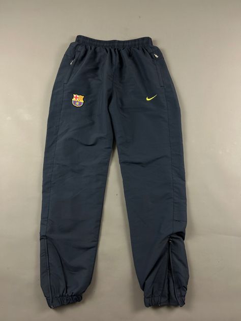 #fashion #trackpants #barcelona #nike #style Baseball Jacket Outfit, Nike Tracksuits, Sick Clothes, Football Jersey Outfit, Barcelona Fashion, Nike Style, Football Fashion, Outfit Streetwear, Basketball Clothes