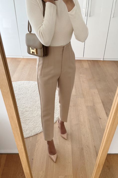 Neutral beige outfit idea. I've linked to my blog post sharing the light blue version of these Zara trousers. The cotton sweater is last season Massimo Dutti and no longer available. Zara Work Outfit, Elegantes Business Outfit, Elegantes Outfit Damen, Zara Trousers, Look Zara, Work Outfit Ideas, Mode Zara, Trouser Outfit, Beige Outfit