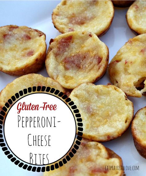 These cheesy pepperoni bites are everything you love in a snack! Salty, cheesy, chewy, Oh, and gluten-free! Make some today! Gluten Free Pizza Bites, Snacks Salty, Pepperoni Bites, Gluten Free Pizza Crust, Gluten Free Appetizers, Gluten Free Restaurants, Making Homemade Pizza, Low Carb Treats, Lchf Recipes