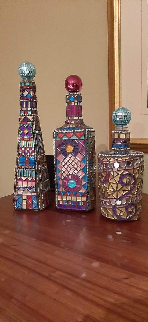 Mosaic Bottles, Mosaic Art Projects, Wine Bottle Diy, Glass Bottle Crafts, Bottle Vase, Bottle Art, Bottle Crafts, Mosaic Art, Altered Art