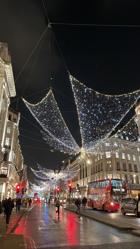 📍regent street, london Christmas Towns To Visit, Best Christmas Destinations, Places To Visit In December, Christmas Trips, Snow Vacation, Europe Christmas, Christmas Travel Destinations, Regent Street London, Christmas Towns