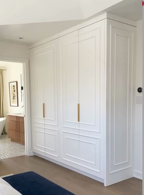 Built In Wardrobe Hallway, White Classic Bedroom, Closet Office Ideas, Ikea Wardrobe Hack, Floor To Ceiling Wardrobes, Dream Closet Design, Closet Design Layout, Built In Cabinet, Build A Closet