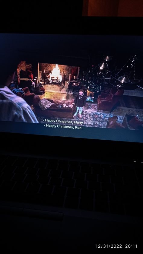 Watching harry potter sorcerer stone on laptop in Christmas Fake Christmas Snaps, Christmas Fake Story, Watching Harry Potter Aesthetic, Christmas Snapchat Story, Harry Potter Snapchat, Snap Fake Story, Fake Photo Snapchat, Story Inspiration Instagram, Harry Potter Watch