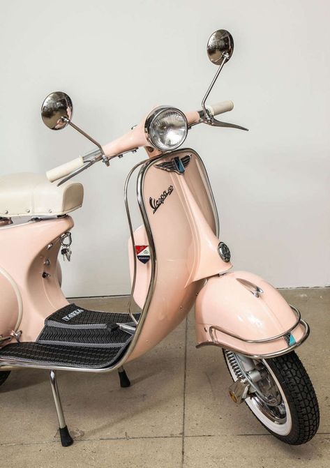 Pink vespa! Pink Vespa, Vespa Vbb, Motos Vintage, Vintage Auto's, Vespa Scooter, Piaggio Vespa, Vespa Vintage, Logo Vintage, Retro Chic