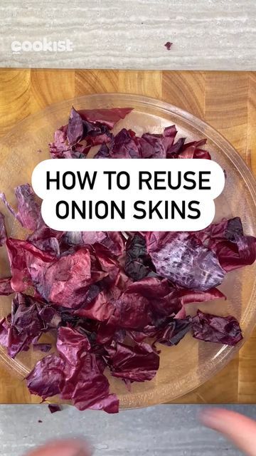 Cookist Wow on Instagram: "‼️ Every time you peel onions, stop throwing the skin away! Do this instead ⤵️ 👉INGREDIENTS onions (of any kind) 👉METHOD Wash the onion skins under running water and microwave them on high heat, until they’re crunchy and easily break within your hands. To make the powder, blend the peels in a mixer. 🙌This is how you’ll make a super good onion powder. It’s so fragrant and perfect to garnish and jazz up your dishes. Store your freshly-made onion powder in a cool and Onion Peel Powder, How To Make Onion Powder, Drying Onions, Skin Boil, How To Make Ink, Potato Drawing, Homemade Dry Mixes, Cookist Wow, Dehydrated Onions