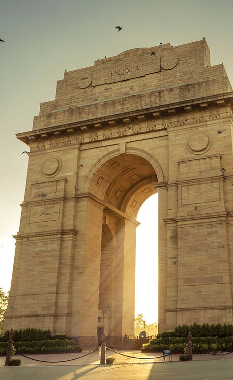 India gate salutes the soldiers who sacrificed their lives during World War I. The India Gate allows tourists to retrace the bold and braveness of the Indian soldiers. The monument is now a major tourist spot in Delhi and a common picnic site for tourists and residents. Being so perfectly located you obtain a full opportunity to explore the beauty of India and with a majestic and imposing structure you don’t want to miss. Indian Tourist Places, Delhi Photos, Monuments Of India, Indian Monuments, Monument In India, Tourist Places In India, India Poster, Delhi Travel, Traveling Photography