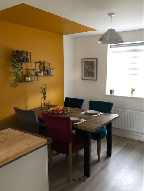 Mustard Yellow Walls Kitchen, Mustard Dining Room Walls, Mustard And Grey Kitchen, Dining Room Wall Colour Ideas, Ochre Dining Room, Ochre Kitchen Walls, Mustard Kitchen Walls, Bold Dining Room Colors, Kitchen Yellow Walls