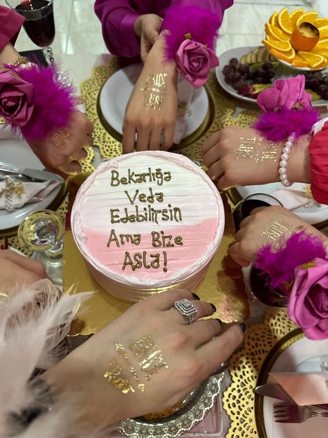 Bride To Be Party Pozları, Bride To Be Pasta, Bride Partisi, Flowy Dress Short, Yoga Facts, Bridal Shower Decorations, Its My Birthday, Food Dishes, Bachelorette Party