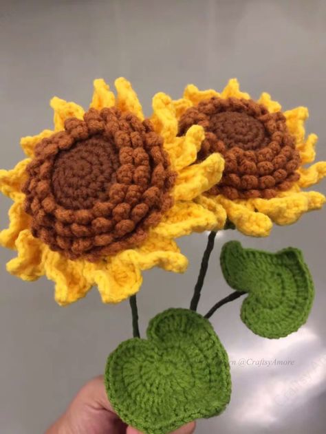 Sunflower Bouquet Free Crochet Pattern Step By Step Tutorial Crochet Chains, Crochet Gingerbread, Sunflower Leaves, Sunburst Granny Square, Pattern Step By Step, Sunflower Throw Pillows, Sunflower Bouquet, Crochet Flowers Free Pattern, Crochet Bouquet