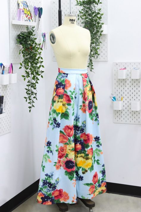 Let's take a look at some ways to keep these wardrobe staples (pants) on trend this upcoming spring season! Plus Size Pants Sewing Pattern, Bra Top Sewing Pattern, Free Summer Sewing Patterns, Sewing Patterns Pants, Drawstring Pants Pattern, Textiles Alevel, Skirt Pants Pattern, Spring Sewing Patterns, Mood Patterns