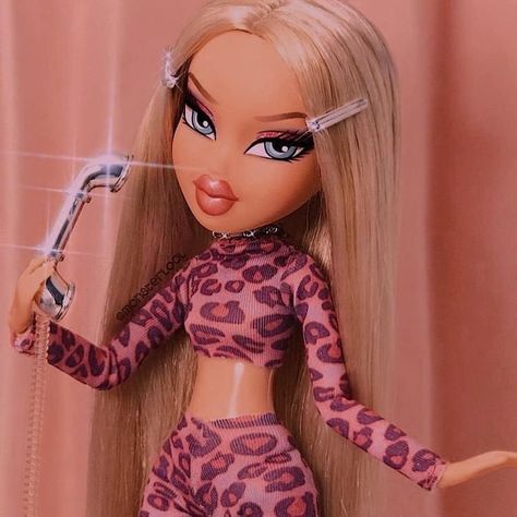 Bratz Doll Makeup, Black Bratz Doll, Bratz Doll Outfits, Brat Doll, Bratz Girls, Doll Aesthetic, 2000s Aesthetic, Doll Makeup, Pastel Pink Aesthetic