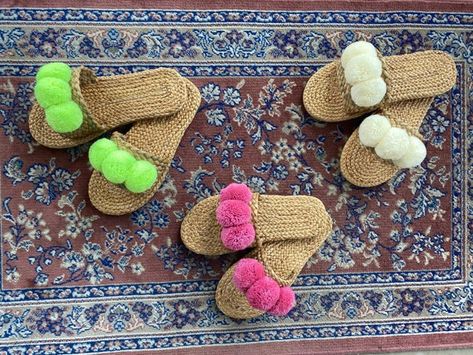 Bora Bora Sandals / Sandals Woman Wedding Pom Poms Relaxing | Etsy Bridal Flat Sandals, Wedding Pom Poms, Last Splash, Straw Sandals, Raffia Shoes, Quinceanera Favors, Pom Pom Sandals, Sandals Woman, Bachelorette Party Beach