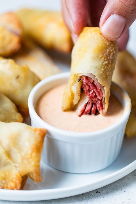 Reuben Egg Rolls, Ruben Sandwich, Egg Roll Ingredients, Wisconsin Vacation, Oven Recipe, Russian Dressing, Cooking Lunch, Egg Roll Recipes, Wonton Wrappers