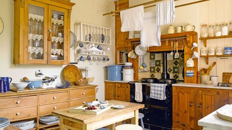 Freestanding kitchens: 17 flexible ideas to create a relaxed rustic feel | Real Homes Victorian Family Home, Victorian Style Kitchen, Victorian Kitchens, Free Standing Kitchen, Free Standing Kitchen Cabinets, Vintage Regal, Victorian Kitchen, Freestanding Kitchen, Kitchen Stand