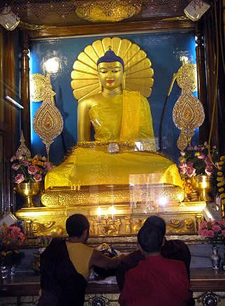 The Inside of the Mahabodhi Temple in Bodh Gaya - one of the most amazing places, ever. Mahabodhi Temple, Bodh Gaya, Buddha Temple, Siddhārtha Gautama, Buddha Sculpture, Eastern Art, Buddha Image, Tibetan Buddhism, Buddha Art