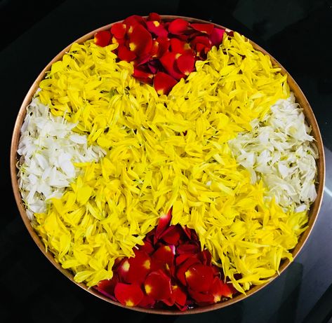 Floating flowers Arti Thali Decoration With Flowers, Flower Aarti Thali Decoration, Thali Decoration Ideas With Flowers, Indian Floral Decor, Arti Thali Decoration, Arti Thali, Ganpati Decoration Theme, Aarti Thali, Home Flower Decor