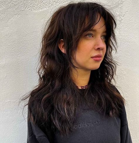 Seeking beautiful wolf cuts for long hair that women are getting right now? We have a collection of 15 gorgeous photos for you! One of them is this hairstyle with lots of long hair in the back. Easily find any suitable hairstyles for your hair length, skin color, hair texture on our page. // Photo Credit: @mariadele.ma on Instagram Women’s Wolf Cut Haircut Long, Shags For Long Hair, Shag Punk Haircut, Shaggy Hair Side Part, Wolf Haircut Without Bangs, Wolf Hairstyles Long, Wolf Cute Long Hair, Women’s Wolf Cut Long Hair, Wolf Cut Thinner Hair Long