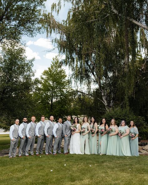 Sharing these fun wedding party photos! I personally love the blurry photo trend (1st and 5th photos) for the wedding party. What are your favorite bridal party poses? associate shot for @lextakepics_ Funny Wedding Group Photos, Fun Wedding Poses For Bridal Party, Photo Shoot Ideas For Wedding, Wedding Poses For Bride And Groom Photo Ideas Bridesmaid, Wedding Party Photos Group Shots Funny, Wedding Photo With Wedding Party, Large Wedding Party Poses, Entire Wedding Party Photos, Wedding Poses For Wedding Party