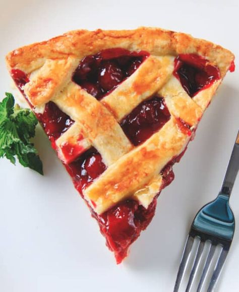 This keto cherry pie is a low carb cherry pie filling in a delicious and buttery crust! Made with simple ingredients, it's sure to impress! Keto Cherry Dessert, Keto Cherry Pie, Low Carb Cherry Pie, Red Meals, Keto Pies, Fresh Cherry Recipes, Low Carb Pie Crust, Keto Pie, Thanksgiving Baking