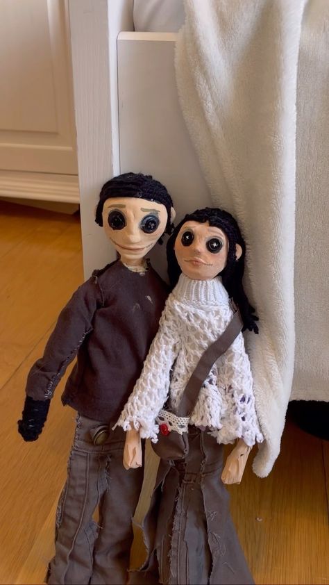 Mini Me Coraline Doll, Coraline Doll Diy, Diy Coraline Doll, Coraline Dolls, Coraline Aesthetic, Coraline Doll, Sock Doll, Things To Do When Bored, Polymer Clay Dolls