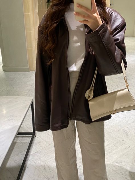 Selfie Fit Check, Aesthetic Leather Jacket, Outfit Inspo Clean Girl, Linen Pants White, Cool Girl Outfit, Purse Mirror, Inspo Fits, Cool Girl Outfits, Clean Girl Aesthetic