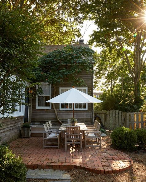 Small Brick Patio, Hamptons Cottage, Brick Patio, Brick Patios, Backyard Inspo, Garden Deco, Small Backyard Patio, Back Patio, Porch Patio