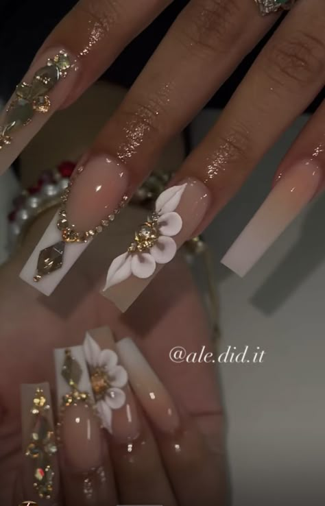 Quinceanera Nails Champagne And Gold, Champagne Nails For Quince, Xv Nails Gold, Cute Bday Nails Acrylic, Medium Quince Nails, Champagne Gold Nails Acrylic, Gold Quince Nails Short, Beige Quince Nails, Champagne Decorations Quinceanera