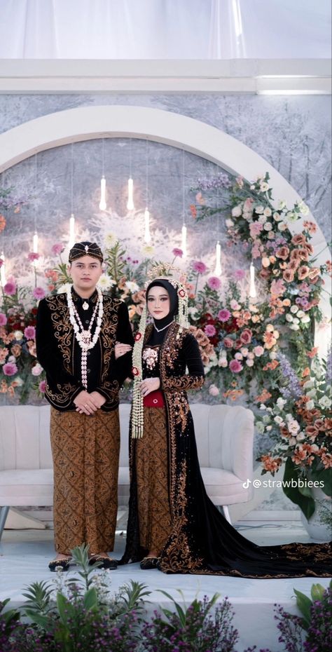 Wedding Dress Hijab Adat Jawa, Pernikahan Adat Jawa Hijab, Javanese Wedding Hijab, Wedding Dress Jawa, Wedding Jawa Hijab, Kebaya Wedding Hijab, Pengantin Jawa Hijab, Wedding Adat Jawa, Pose Foto Pernikahan