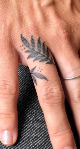 Fern Ring Tattoo, Fern Finger Tattoos For Women, Wishbone Finger Tattoo, Vines Finger Tattoo, Roots Hand Tattoo, Botanical Finger Tattoo, Hand Plant Tattoo, Fern Finger Tattoo, Green Thumb Tattoo