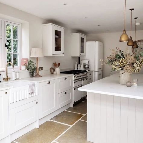 Howdens on Instagram: "The feeling is neutral. 🤍 @beechviewcottage Kitchen featured: Fairford Porcelain" Fairford Porcelain Kitchen, Porcelain Kitchen, Kitchen Interior, Porcelain, On Instagram, Instagram