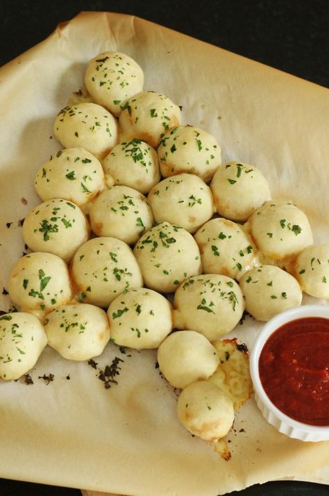 Christmas Tree Pull-Apart Pizza Rolls Christmas Tree Bread, Pull Apart Pizza, Pull Apart Pizza Bread, Christmas Dinner Menu, Kitchen Cookbook, Pizza Rolls, Xmas Food, Christmas Party Food, Christmas Appetizers