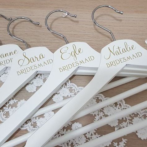 Wedding Coat Hangers, Bridal Party Hangers, Pochette Diy, Alcove Cupboards, Wedding Dress Hangers, Bridesmaids Ideas, Wedding Hangers Personalized, Bridal Hangers, February Wedding