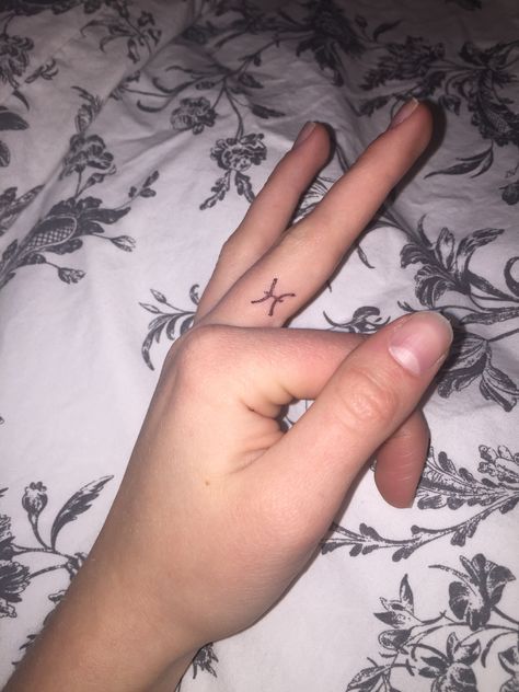 Pisces finger Tattoo Pices Tattoo Finger, Pisces Tattoo On Finger, Pisces Hand Tattoo, Pisces Finger Tattoo, Tattoo Pisces, Pisces Tattoo Designs, Pisces Tattoo, Artsy Tattoos, Tattoo For Boyfriend